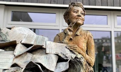 Statue unveiled of Welsh writer and feminist Elaine Morgan