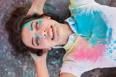 How to clean your face and hair after playing Holi