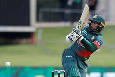 Shakib leads Bangladesh batting charge