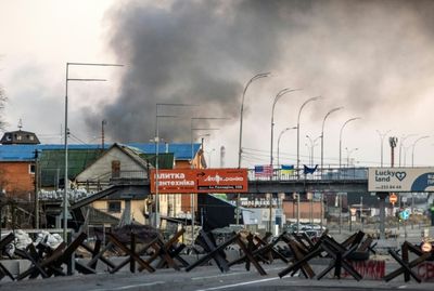 Desperate effort to rescue 100s feared trapped in bombed Ukraine theatre