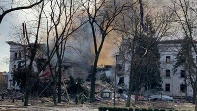 Hundreds feared trapped under rubble after Ukraine theatre destroyed