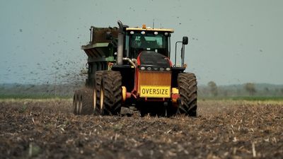 Farmers fertilising 'exceptional' cotton crops with treated human sewage