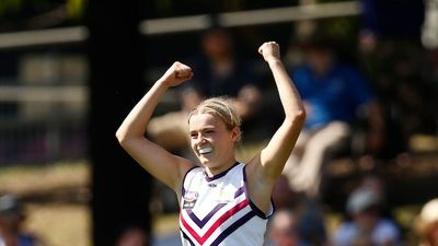 Fremantle beats the Kangaroos by 38 points to reach AFLW preliminary final at Arden Street Oval