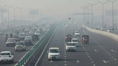 Warm morning in Delhi, air quality in moderate category