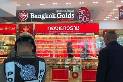 Man with knife robs gold shop in Samut Sakhon