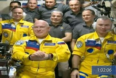 Russian cosmonauts board ISS wearing colours of Ukraine flag