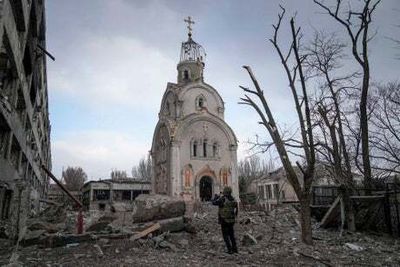 ‘Tanks on the street’ as Russia ‘tightens noose’ around Mariupol