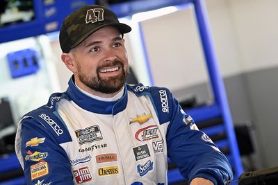 Stenhouse leads action-packed practice at Atlanta