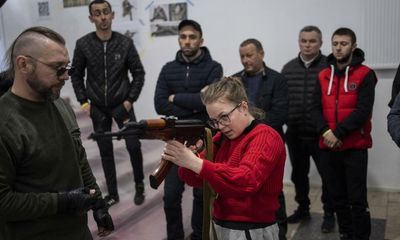 Battle for control of Mariupol hinders rescue of civilians trapped in theatre