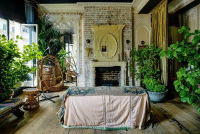Coup de théâtre: dramatic looks in a lavish London flat