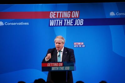 Chancellor defends PM amid criticism of Ukraine war and Brexit comparison