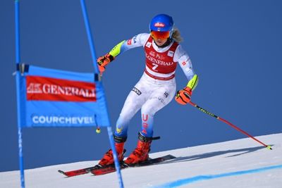 Shiffrin in control after World Cup giant slalom first run