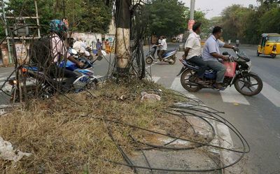 Dangling cables, a threat to residents