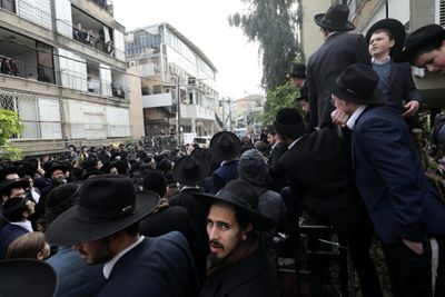 Sea of ultra-Orthodox attend Israel rabbi's funeral under heavy guard