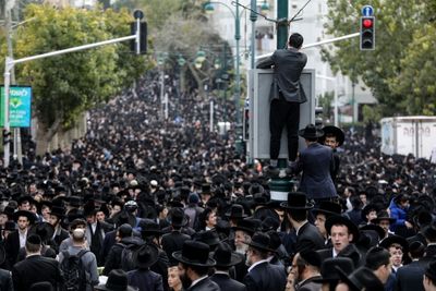 Sea of ultra-Orthodox in Israel for rabbi funeral under heavy guard