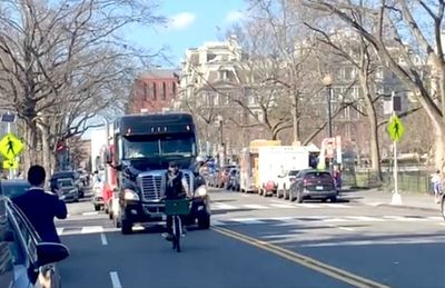Solo cyclist thwarts the trucker ‘freedom convoy’ on the roads of Washington DC