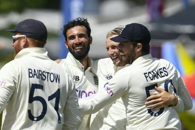 England take three early wickets in victory push