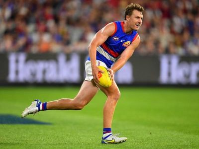 Bulldogs star Macrae backs coach Beveridge