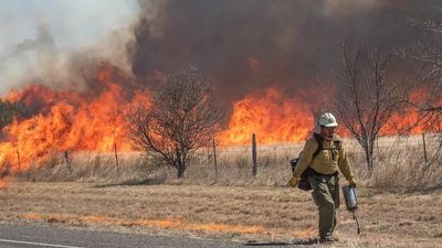 Deadly Texas wildfires force new evacuations