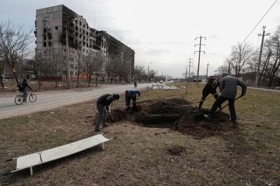 Mariupol residents are burying the dead in makeshift graves by the roadside