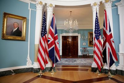 U.S., British officials kick off talks to strengthen trade ties