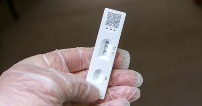 How long can I test positive for Covid – and how many days symptoms can last?