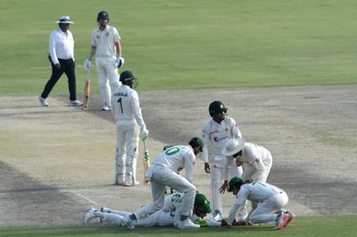 Khawaja and Smith miss milestones as Australia crawl to 232-5 in third Test