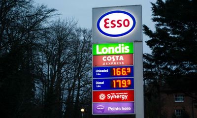 Fuel retailers defend high costs at UK pumps after drop in oil prices