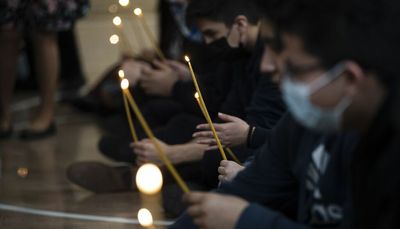 Student-led prayer vigil seeks peace in Ukraine, welcomes refugees to Chicago