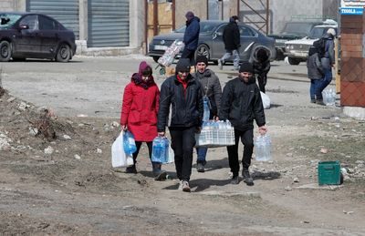 Ukraine urges Russia to let supplies into Mariupol and to let civilians leave