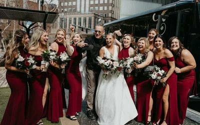 Tom Hanks photobombs bridal party in US