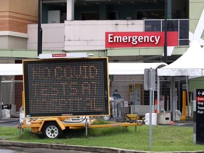 Qld minister defends ambulance services