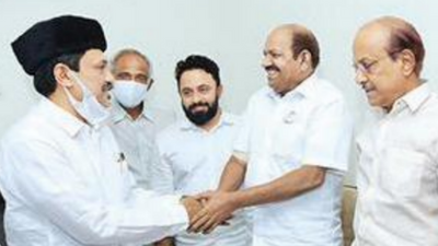 Kodiyeri visits Panakkad Thangal family