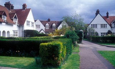 Swap your fence for a hedge, says RHS as it begins climate study