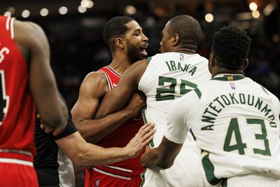 Thanasis Antetokounmpo hilariously broke up fight with Tristan Thompson by simply pointing to the scoreboard