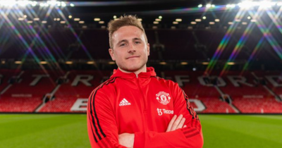 David de Gea sends message to Manchester United goalkeeper after shock early retirement