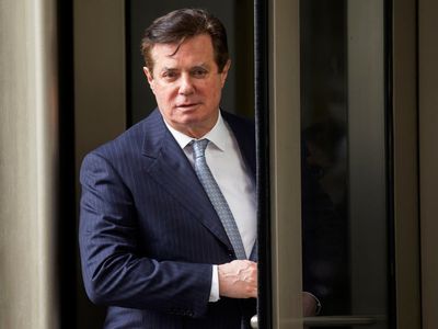 Disgraced ex-Trump aide Paul Manafort with links to Russia stopped from boarding flight from Miami to Dubai