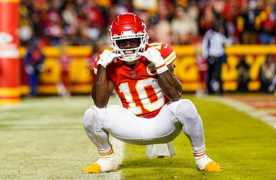 Dolphins, Tyreek Hill agree to $120 million extension