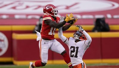 Dolphins acquire wide receiver Tyreek Hill from Chiefs