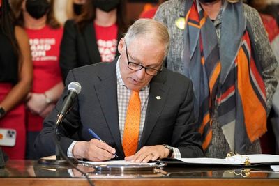Washington governor signs bills tightening gun rules