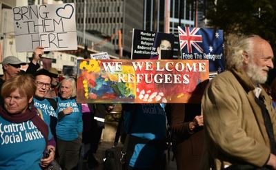 Australia accepts N.Zealand offer to take 450 refugees after long delay