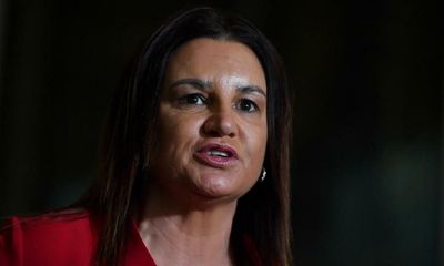 Jacqui Lambie claims Scott Morrison threatened her with jail time if she revealed secret deal on refugees