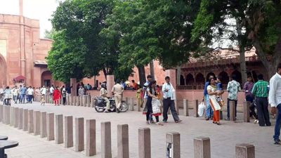 UP: Agra admin to set up office for guides at Taj to end harassment of tourists
