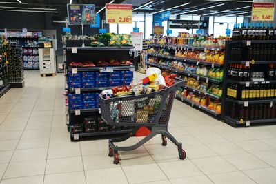 Greek supermarkets limit flour, sunflower oil purchases as customers hoard