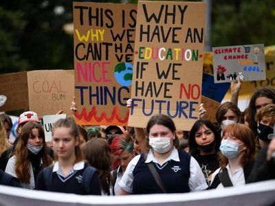 Hundreds of students protest at PM's house