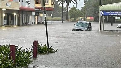 Wauchope hit by flash flooding, man dies near Grafton as NSW faces more severe weather