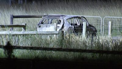 Police believe bodies found in burnt-out car in Melbourne's south-east belong to woman, two young girls