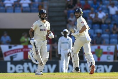 Last-men standing Leach, Mahmood rescue England in 3rd Test
