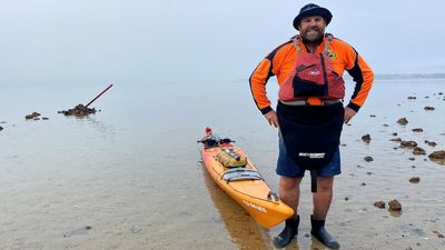 WA teacher vies for Australia's best work commute after spending 20 years kayaking to school