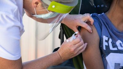 ATAGI recommends fourth COVID-19 vaccine dose for vulnerable groups in lead-up to winter flu season